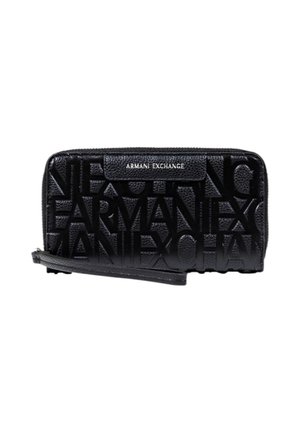 Cartera tipo wristlet negra de Armani Exchange con patrón de logo en relieve y una correa de muñeca adjunta en el lado izquierdo.