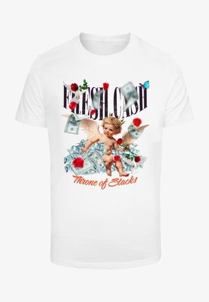 Hvid bomulds t-shirt med et farverigt grafisk design af en kæreste omgivet af penge, blomsterindslag og teksten "FRESH CASH".