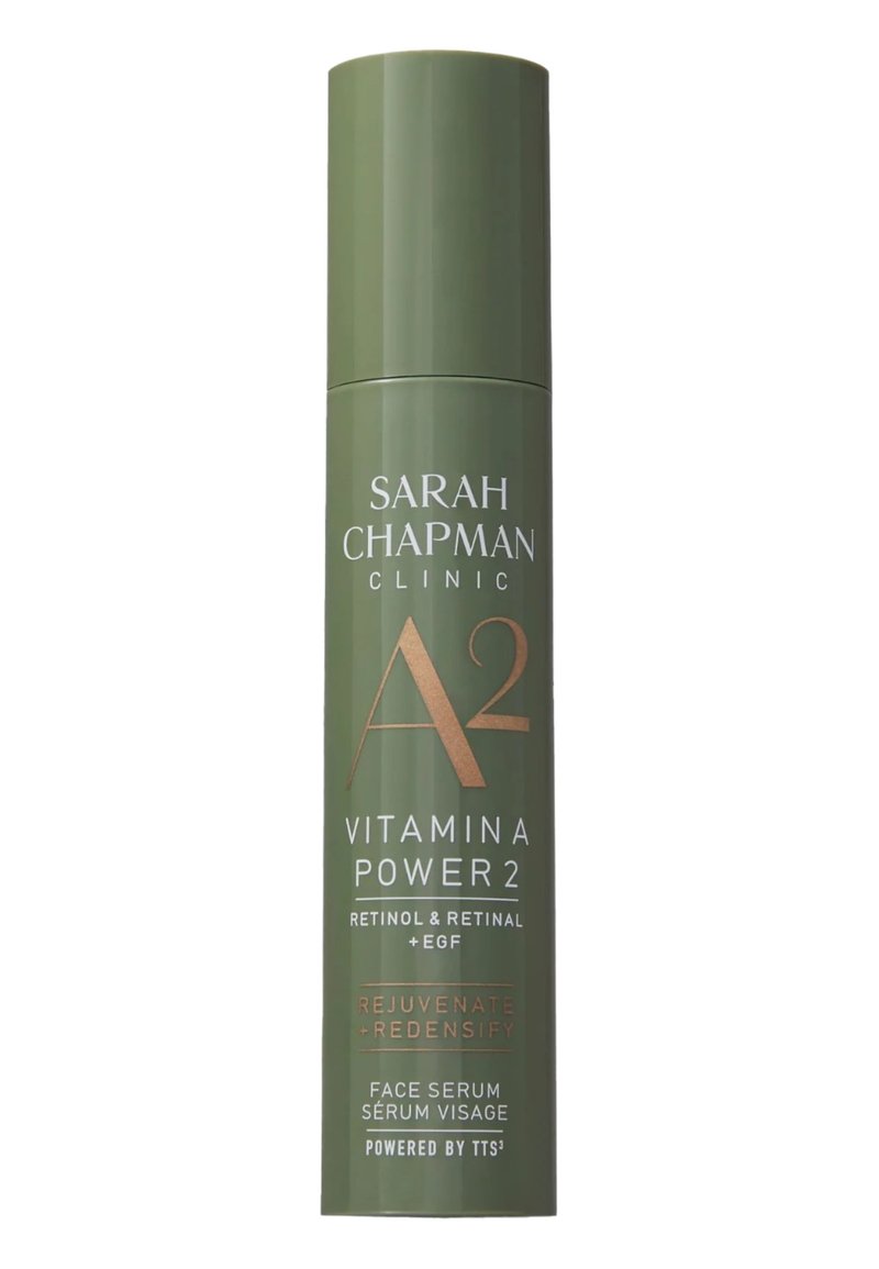 Grüne zylindrische Flasche mit goldener Schrift. Beschriftet mit "Sarah Chapman Clinic A2 Vitamin A Power 2" und enthält Details zu Retinol und Hautvorteilen.