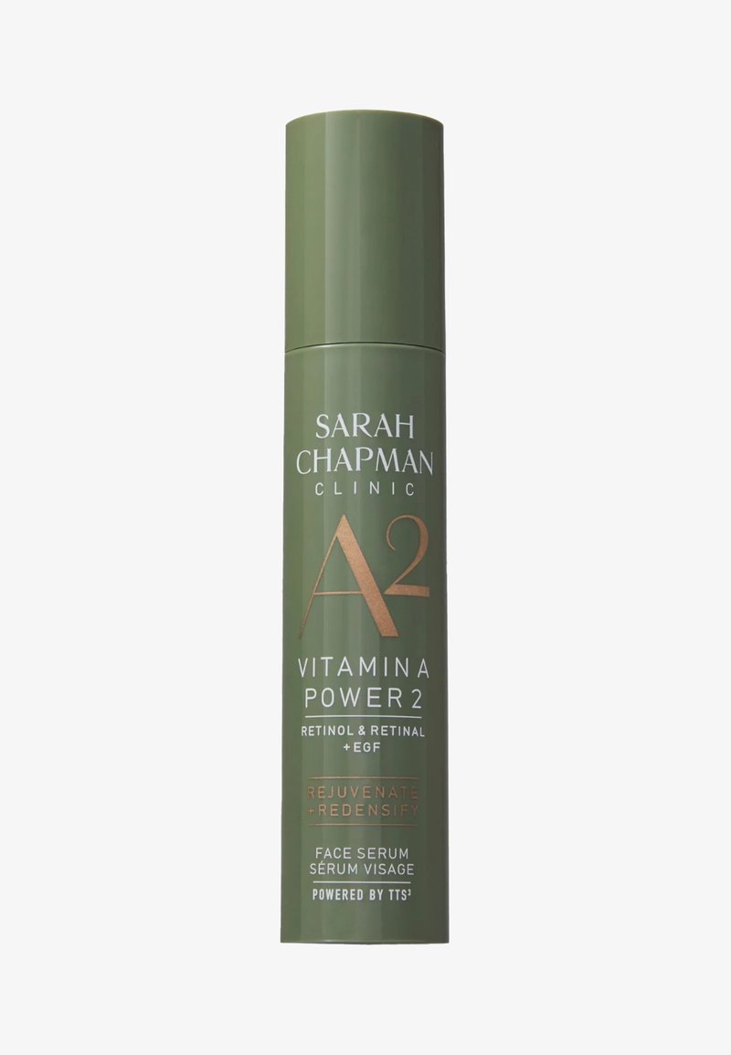 Grüne zylindrische Flasche mit goldener Schrift. Beschriftet mit "Sarah Chapman Clinic A2 Vitamin A Power 2" und enthält Details zu Retinol und Hautvorteilen.