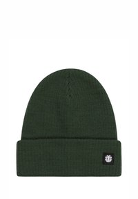 Donkergroene gebreide beanie met een omgeslagen rand en een klein zwart logo-embleem. Kenmerkt zich door een gestructureerd ribbelpatroon over het geheel. Zacht materiaal.