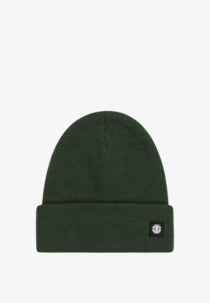 Berretto in maglia verde scuro con risvolto e una piccola toppa nera con logo. Presenta un motivo a coste testurizzato su tutta la superficie. Materiale morbido.