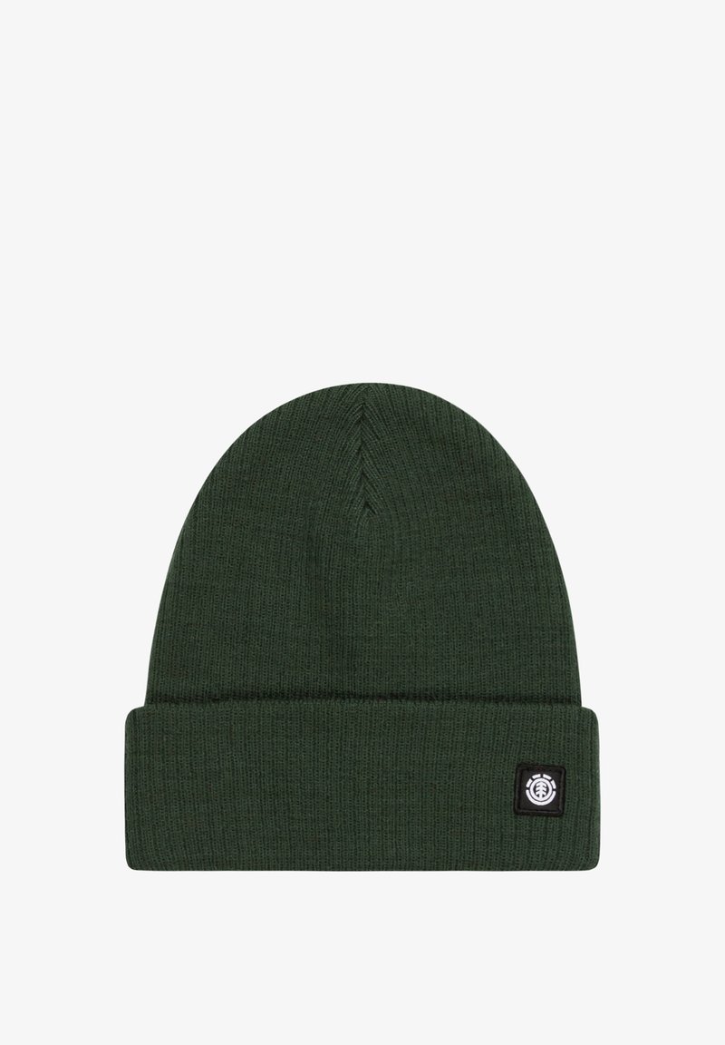 Donkergroene gebreide beanie met een omgeslagen rand en een klein zwart logo-embleem. Kenmerkt zich door een gestructureerd ribbelpatroon over het geheel. Zacht materiaal.