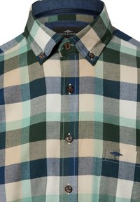 Koszula na guziki w kratę w odcieniach zieleni, niebieskiego i beżu. Posiada kołnierz typu spread, brązowe guziki oraz niewielkie haftowane drzewko jako detal.