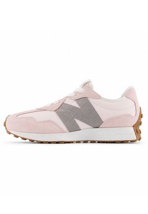 Hellrosa und grauer Wildledersneaker mit weißen Schnürsenkeln, gepolsterter weißer Zwischensohle und brauner strukturierter Gummiaußensohle.