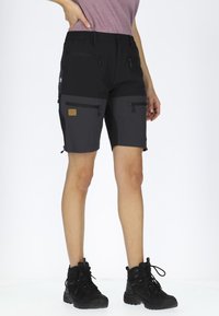 Svarta och grå vandringsshorts med dragkedjefickor, elastisk midja och en liten logotyp; tillverkade i lätt, hållbart material.