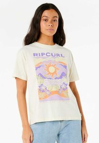 T-shirt en coton couleur crème avec un motif sur le devant représentant un soleil, des vagues et des fleurs en violet, orange et vert. Coupe décontractée, manches courtes.