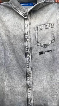 Γκρι τζιν πουκάμισο acid-wash με κουμπιά με σούστα, τσέπη στο στήθος και «KARL LAGERFELD JEANS» κεντημένο κάτω από την τσέπη.