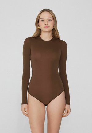 Bodysuit marron à manches longues avec un design ajusté et une texture lisse, présentant un col montant et une coupe minimaliste le long des jambes.