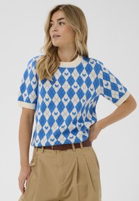 Rövid ujjú kék-fehér argyle mintás kötött pulóver kerek, krémszínű nyakkivágással, texturált mintával és bordás szegélyekkel.