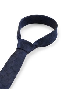 Navyblaue Seidenkrawatte mit einem strukturierten Muster aus ineinandergreifenden Formen und einer glatten Oberfläche. Entworfen in einer klassischen Form und Knotentechnik.