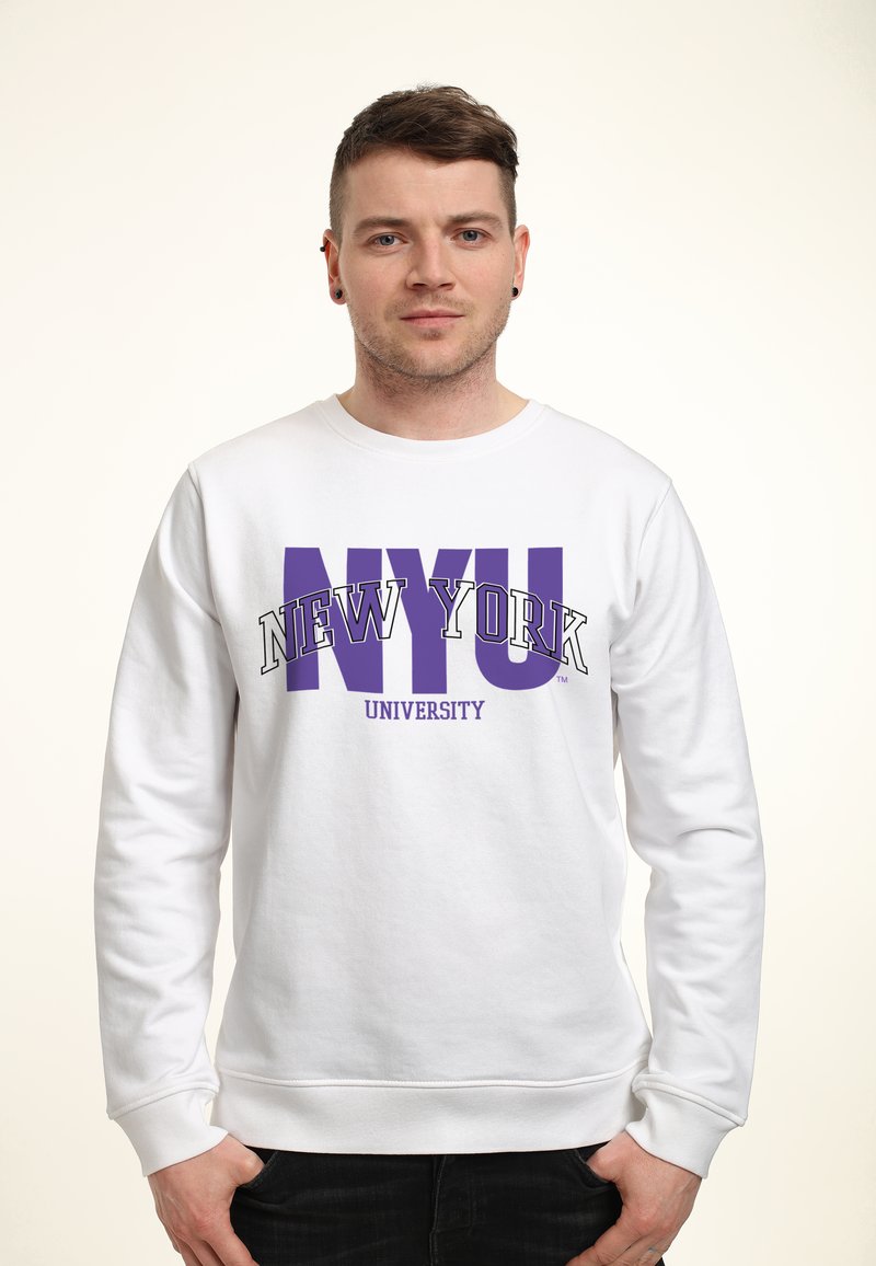 Bílá mikina s potiskem "NEW YORK UNIVERSITY" v tučném fialovém písmu. Elastické manžety a pas, měkká textilní struktura.