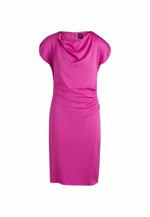 Vaaleanpunainen kaula-aukollinen mekko, sivuilla rypytetty yksityiskohta, lyhyet hihat, polvipituinen, valmistettu sileästä kankaasta, takana vetoketju.