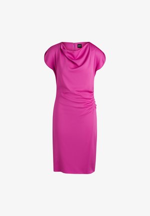 Vaaleanpunainen kaula-aukollinen mekko, sivuilla rypytetty yksityiskohta, lyhyet hihat, polvipituinen, valmistettu sileästä kankaasta, takana vetoketju.