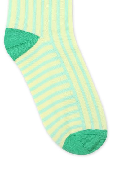 Calza a righe giallo chiaro e verde menta con punta verde uniforme, caratterizzata da una texture liscia e un design a metà polpaccio.