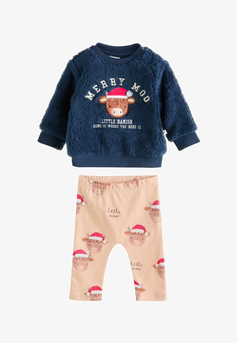 Marineblaue, flauschige Sweatshirt mit Text und Kuhdesign, kombiniert mit beigen, gestreiften Hosen, die Kuhgrafiken und den Schriftzug "little moo" zeigen.