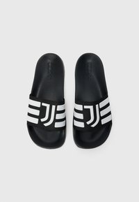 Sorte Adidas slidesandaler med strukturerede fodsenge og brede stropper, der har et hvidt, stiliseret Juventus fodboldklublogo.
