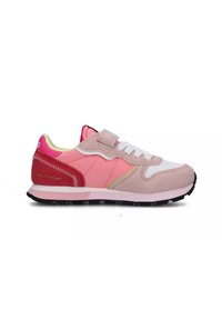 Sneaker rosa e bianca realizzata in materiali scamosciati e in rete, dotata di una fascia in velcro, accenti a contrasto e una suola in gomma nera testurizzata.