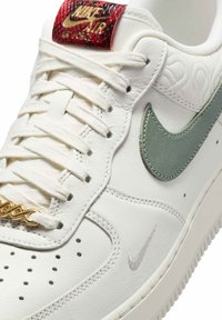 Nike Sportswear AIR FORCE 1 - Sneakers basse - sail light bone university red jade horizon