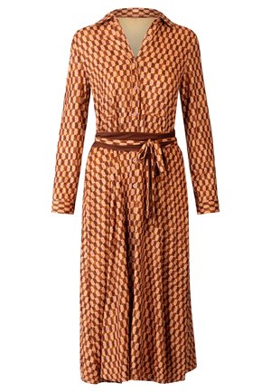 Langdraag jurk in een geometrisch patroon van oranje en bruin, met een kraag, knopen aan de voorkant en een bijpassende strikceintuur om de taille.