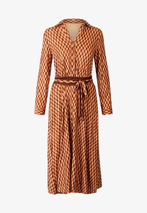 Langdraag jurk in een geometrisch patroon van oranje en bruin, met een kraag, knopen aan de voorkant en een bijpassende strikceintuur om de taille.