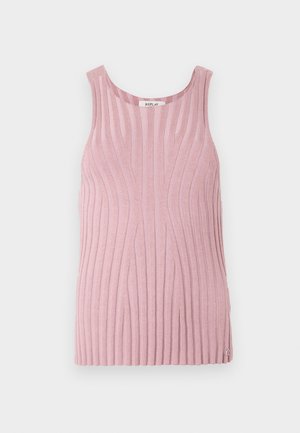 Lys rosa ermeløs topp med vertikal ribbestruktur, rundet halslinning og logoaccent nær kanten. Designet for en tettsittende silhuett.