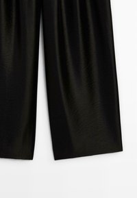 Zwarte wijde broekspijpen gemaakt van een glad, lichtgewicht stof. Voorzien van een elastische tailleband en een vloeiende silhouet, minimalistisch ontwerp.