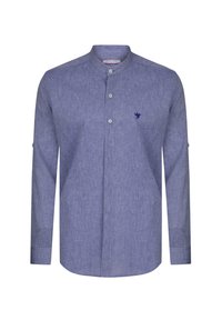 Camisa de botones de manga larga en un tejido ligero azul con un acabado texturizado, que presenta un cuello tipo banda y un pequeño logotipo bordado en el pecho.