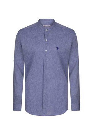 Camisa de botones de manga larga en un tejido ligero azul con un acabado texturizado, que presenta un cuello tipo banda y un pequeño logotipo bordado en el pecho.