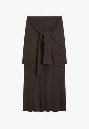 Abito midi marrone scuro lavorato a maglia con maniche lunghe e cintura abbinata annodata in vita, caratterizzato da polsini e orlo a coste.