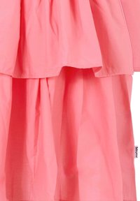 Abito a strati rosa realizzato in tessuto liscio. Presenta un design arricciato con lunghezze variabili, maniche corte e un'etichetta sul lato.