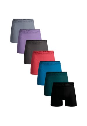 Sept paires de boxers pour hommes de différentes couleurs : gris, violet, noir, rouge, bleu, vert foncé et noir ; comportent des ceintures élastiques.