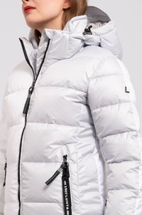Doudoune blanche avec un col haut, poches zippées et doublure grise. Présente un design matelassé et des accents de fermeture éclair noirs.