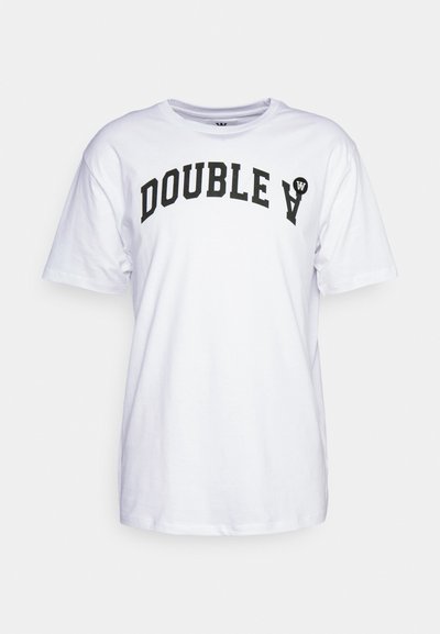 Balta medvilnės marškinėliai trumpomis rankovėmis su juodu "DOUBLE V" tekstu krūtinėje ir mažu logotipu kairėje pusėje.