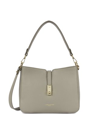 Sac à bandoulière en cuir gris avec fermoir doré et sangle détachable, forme rectangulaire aux bords arrondis, logo Lancaster Paris en lettres dorées.