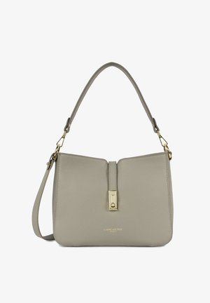 Sac à bandoulière en cuir gris avec fermoir doré et sangle détachable, forme rectangulaire aux bords arrondis, logo Lancaster Paris en lettres dorées.