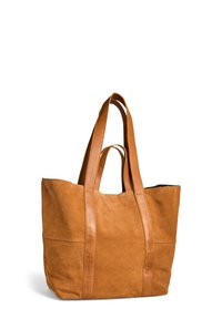 Sac en toile de suède marron moyen avec deux poignées en cuir, une paire courte et une paire longue, se tenant debout sur un fond blanc.