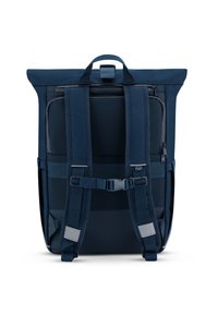 Tengerészkék, felgombolható hátizsák párnázott hálós pántokkal, elülső cipzáras zsebbel és biztonságos csattal. A sima anyag és a diszkrét kiegészítők fokozzák a tartósságot.