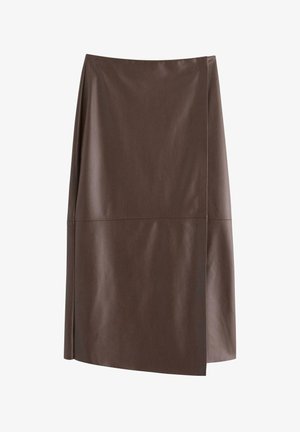 Brun læder blyantskirt har en glat tekstur, knælangt design og en let indpakningsdetalje foran for ekstra interesse.