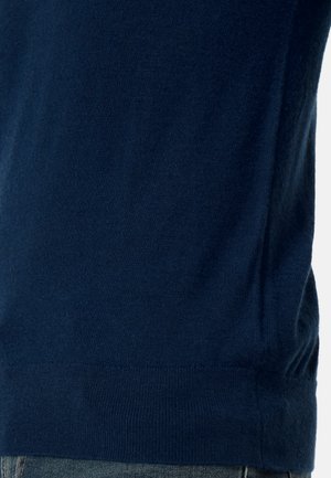 Marineblaues Strickpullover mit glatter Textur, ausgestattet mit einem gerippten Saum und Bündchen. Einfaches Design ohne zusätzliche Muster oder Akzente.