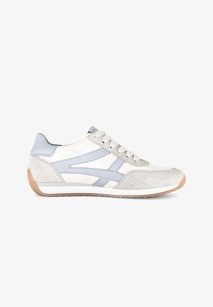 Schoenen met lage schoenlip van wit leer, lichtblauwe strepen, grijze suède accenten, witte veters en een bruine rubberen zool, weergegeven in een rechterzijaanzicht.