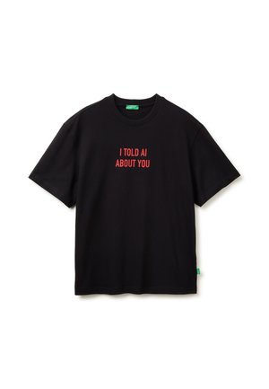 Schwarzes Kurzarm-T-Shirt mit rotem Text "I TOLD AI ABOUT YOU" zentriert auf der Vorderseite, dargestellt auf weißem Hintergrund.