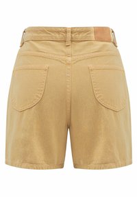 Short en jean beige taille haute, deux poches arrière, passants pour ceinture et une petite étiquette en cuir avec logo sur la ceinture.
