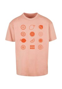 Helles rosa T-Shirt mit grafischen Darstellungen von orangefarbenen Zitrusfrüchten, einschließlich Zitronen und Orangen, und dem Wort "SUMMER" in fetter Schrift gedruckt.