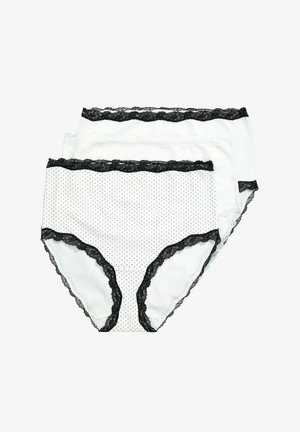Trzy pary białych majtek damskich z czarną koronką; jedna para ma małe czarne kropki.