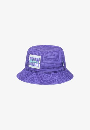 Lila bucket-hatt med ett strukturerat mönster och en framsidepatch med logotyp. Tillverkad av mjukt tyg med en bred skärm för solskydd.