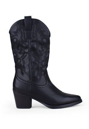 Bota vaquera de cuero negro con tacón bloque de altura media, con patrones florales bordados en el cañón y diseño de punta afilada.