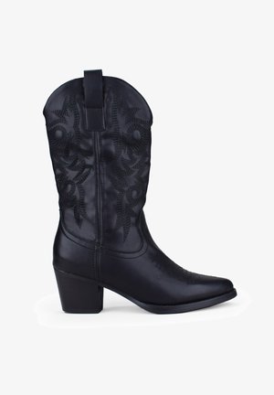 Botte de cowboy en cuir noir avec un talon bloc de hauteur intermédiaire, présentant des motifs floraux brodés sur la tige et un design à bout pointu.