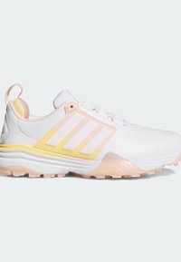 Fehér sportcipő rózsaszín és sárga díszítéssel, texturált talppal, három fehér csíkkal az oldalon és párnázott szegéllyel a tartásért.