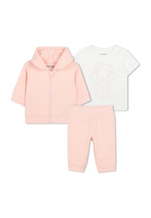 Drie-delige kinderkledingset: lichtroze ritsvest, wit T-shirt met korte mouwen en olifantprint, en bijpassende roze broek.